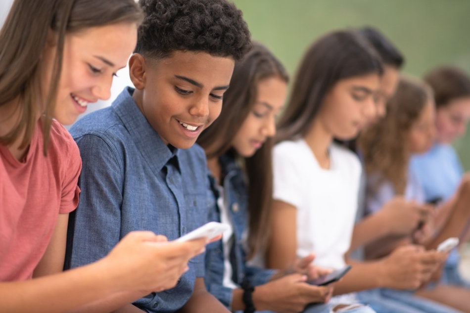 More than half of teens make new friends online - CBS News